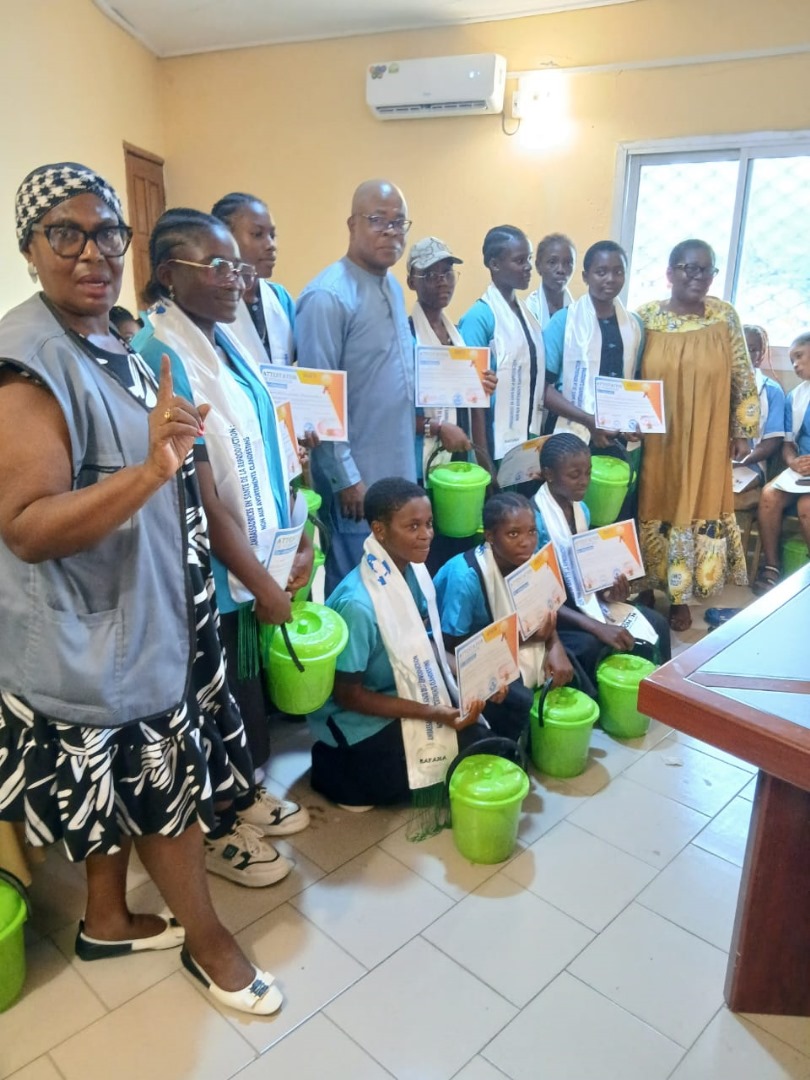 Présidente de AFE Camer et jeunes tenant leurs diplomes